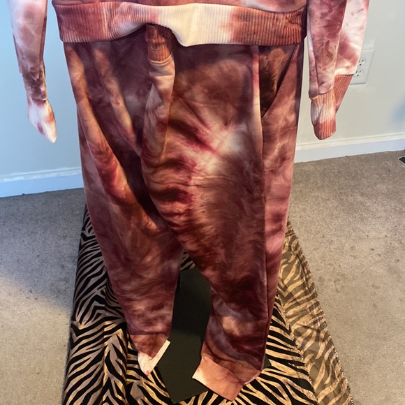 NWT WOMEN’S BURGUNDY BEBE TIE-DYE JOGGING SET - Picture 16 of 16